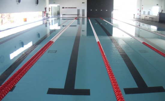 Piscina en gimnasio